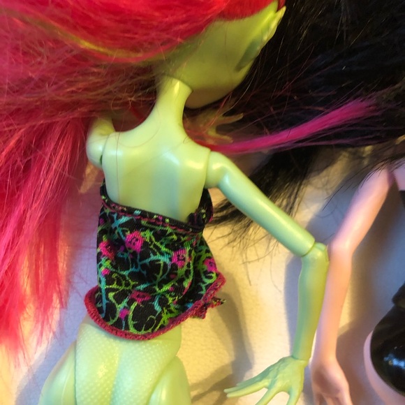 Monster High Dolls Lot of 4 : Frankie , Clawdeen Wolf,  Draculaura, Venus McFly - Picture 8 of 8